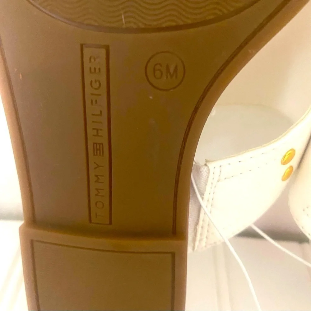 Tommy Hilfiger Women’s TWJELVINO-R Flip Flops Sandals with Gold Emblem Size 6M